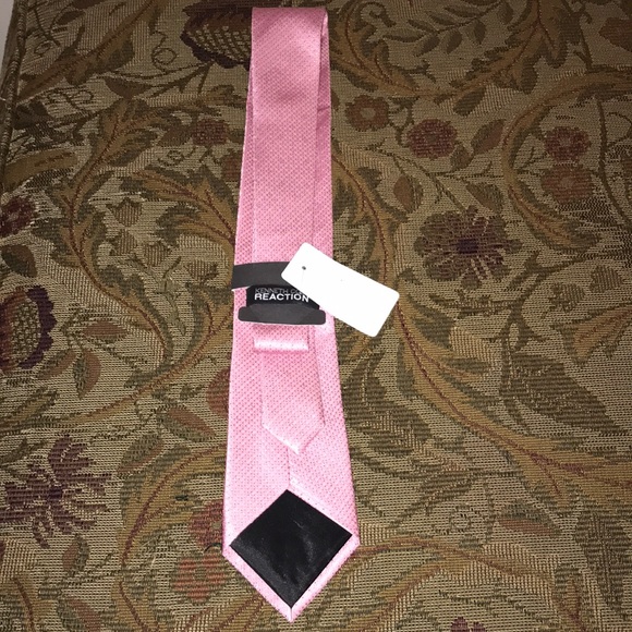 Kenneth Cole Reaction Pink Tie - Picture 2 of 2